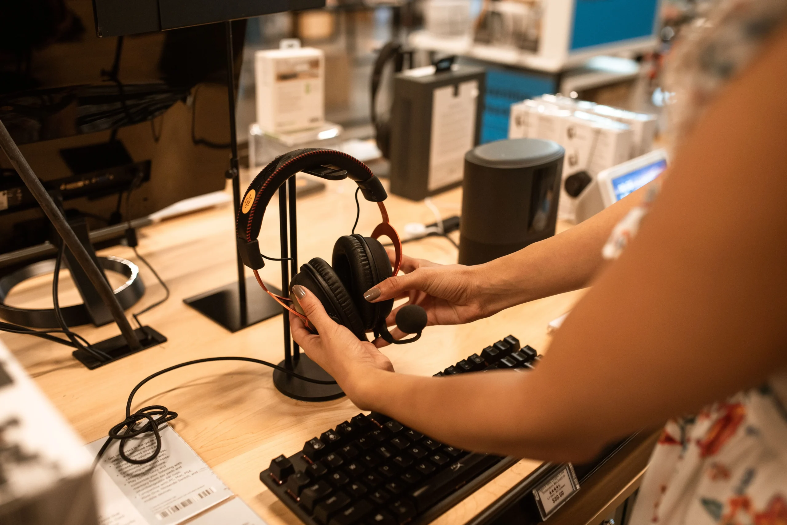 Electronics and Accessories Retailers